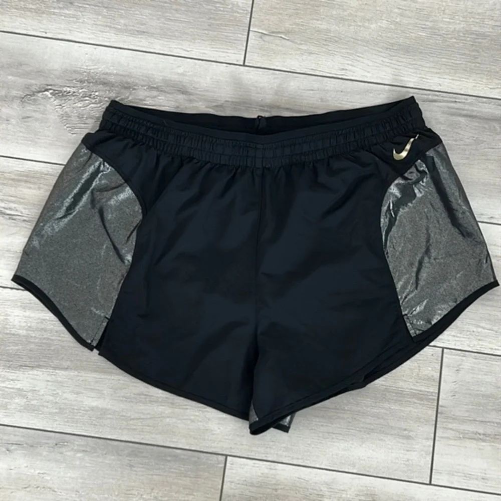 Nike Women's Icon Clash Tempo Luxe Black Metal Running shorts size large
